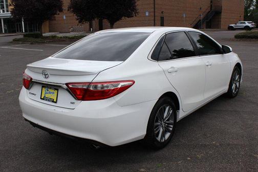 Super White 2017 Toyota Camry SE