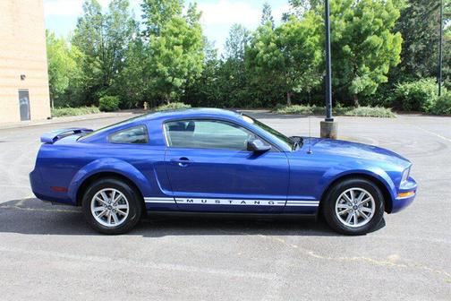 Sonic Blue Clearcoat Metallic 2005 Ford Mustang Deluxe