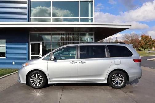 2020 Toyota Sienna XLE