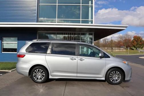 2020 Toyota Sienna XLE