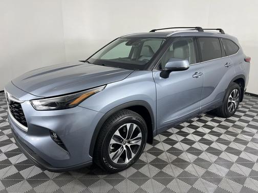 Moon Dust 2022 Toyota Highlander XLE