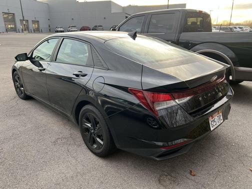 2022 Hyundai ELANTRA SEL