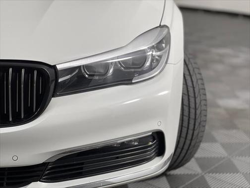 2018 BMW 740 740i