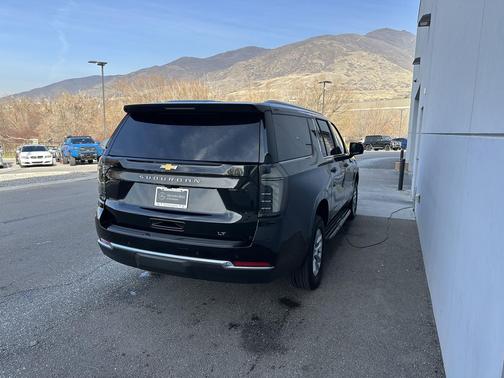 2025 Chevrolet Suburban LT