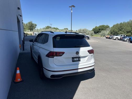 White 2022 Volkswagen Tiguan 2.0T SE R-Line Black 4MOTION