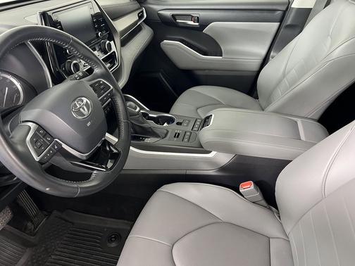 Blizzard Pearl 2020 Toyota Highlander XLE