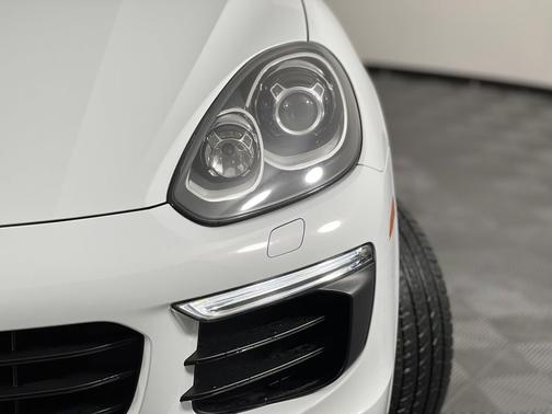 2017 Porsche Cayenne Platinum Edition