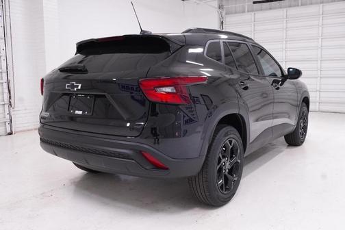 Mosaic Black Metallic 2026 Chevrolet Trax LT