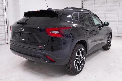 Mosaic Black Metallic 2026 Chevrolet Trax 2RS