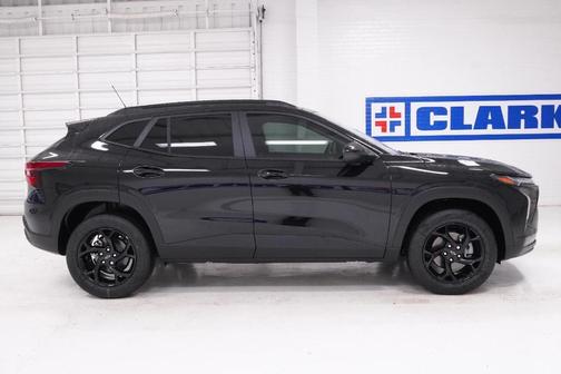 Mosaic Black Metallic 2026 Chevrolet Trax LT