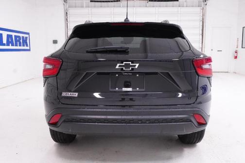 Mosaic Black Metallic 2026 Chevrolet Trax LT