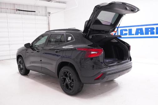 Mosaic Black Metallic 2026 Chevrolet Trax LT