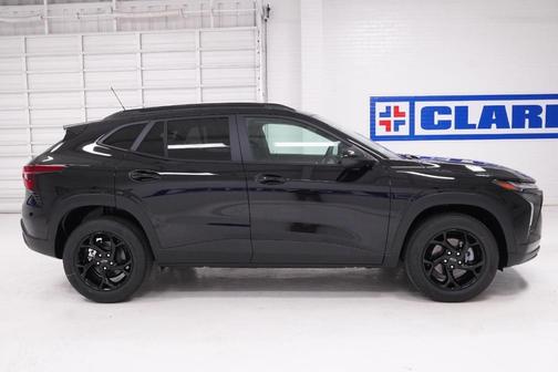 Mosaic Black Metallic 2026 Chevrolet Trax LT