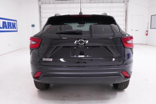 Mosaic Black Metallic 2026 Chevrolet Trax LT