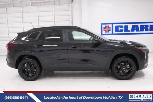 Mosaic Black Metallic 2026 Chevrolet Trax LT