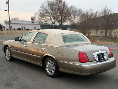 2001 Lincoln Town Car Signature