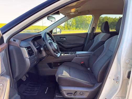 White 2021 Nissan Rogue SV