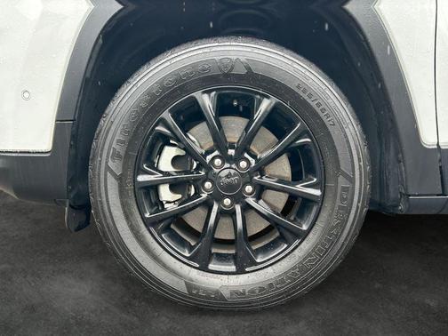 Bright White Clearcoat 2023 Jeep Cherokee Altitude