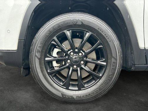 Bright White Clearcoat 2023 Jeep Cherokee Altitude