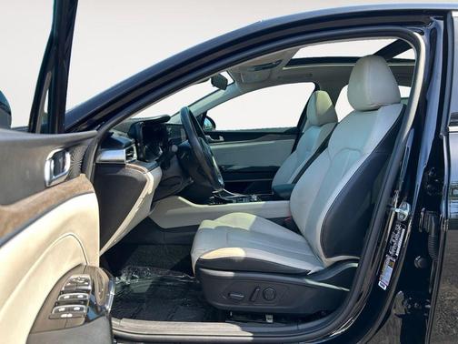 Ebony Black 2022 Kia K5 EX