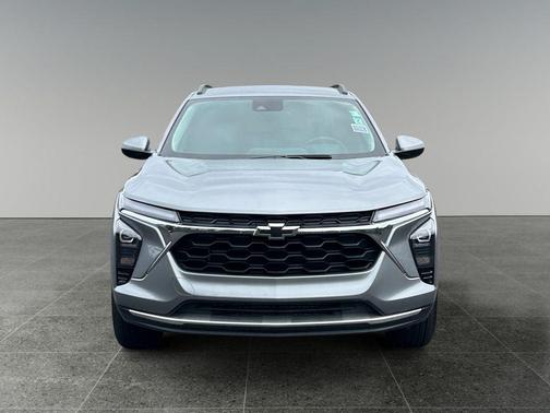 Sterling Gray Metallic 2025 Chevrolet Trax LT