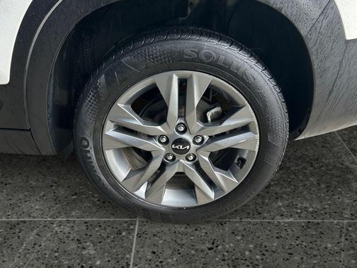 Clear White/Black Roof 2023 Kia Seltos S