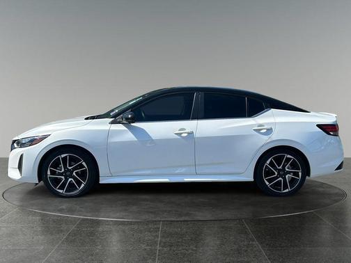 Aspen White Tricoat/Super Black 2024 Nissan Sentra SR