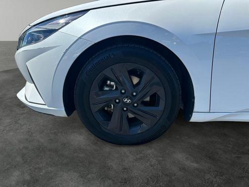 Quartz White 2022 Hyundai ELANTRA SEL