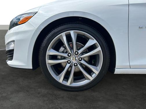 Summit White 2024 Chevrolet Malibu FWD 2LT