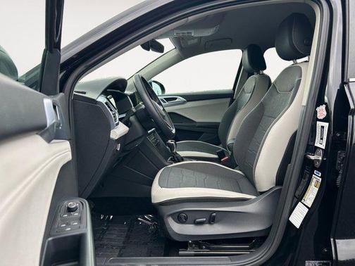 Deep Black Pearl 2025 Volkswagen Taos 1.5T SE