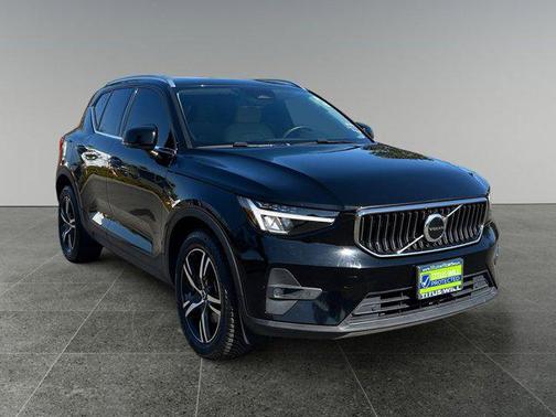 2023 Volvo XC40 B5 Plus Bright Theme