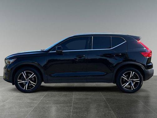 2023 Volvo XC40 Plus Bright Theme