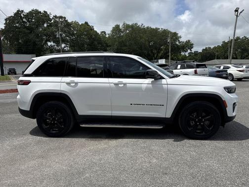 Bright White Clearcoat 2023 Jeep Grand Cherokee Altitude