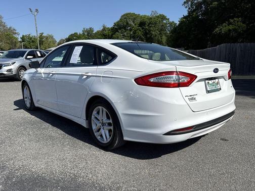 White 2016 Ford Fusion SE