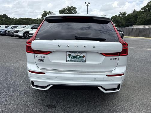 Crystal White Metallic 2023 Volvo XC60 B5 Plus Dark Theme