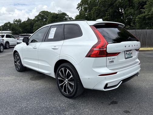 Crystal White Metallic 2023 Volvo XC60 B5 Plus Dark Theme