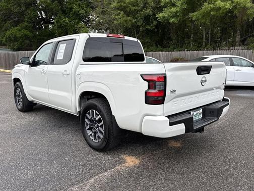 Glacier White 2024 Nissan Frontier SL