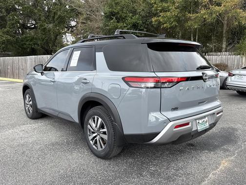 2022 Nissan Pathfinder SL 2WD