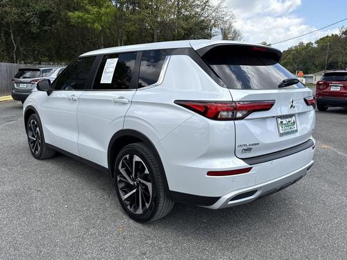 White Diamond/Black Roof 2024 Mitsubishi Outlander SE 2.5 2WD