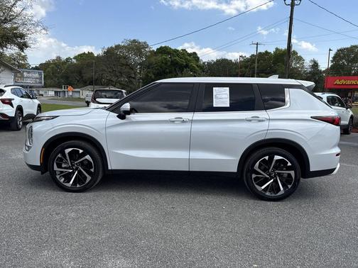 White Diamond/Black Roof 2024 Mitsubishi Outlander SE 2.5 2WD
