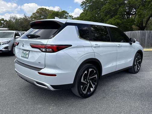 White Diamond/Black Roof 2024 Mitsubishi Outlander SE 2.5 2WD