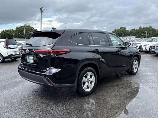 2022 Toyota Highlander LE