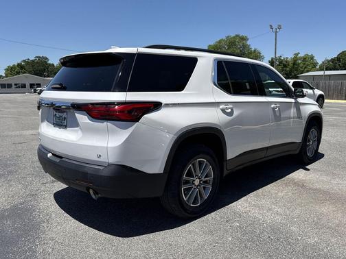 Iridescent Pearl Tricoat 2023 Chevrolet Traverse LT Leather