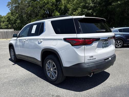 Iridescent Pearl Tricoat 2023 Chevrolet Traverse LT Leather