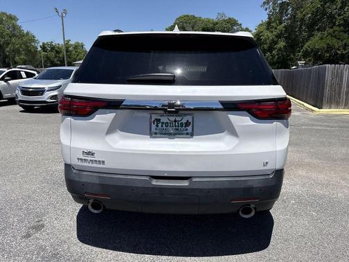Iridescent Pearl Tricoat 2023 Chevrolet Traverse LT Leather