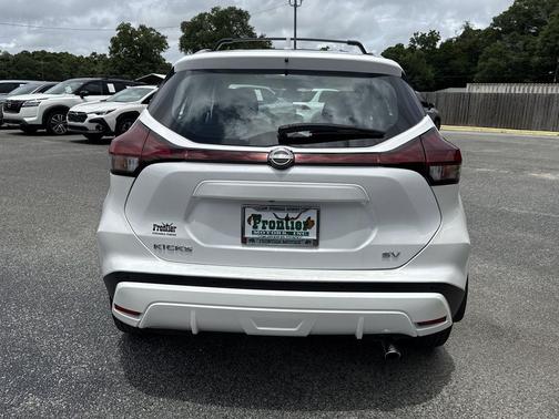 Aspen White Tricoat 2023 Nissan Kicks SV