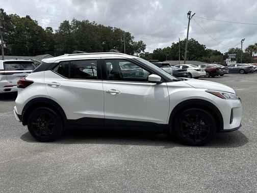 Aspen White Tricoat 2023 Nissan Kicks SV
