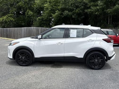Aspen White Tricoat 2023 Nissan Kicks SV