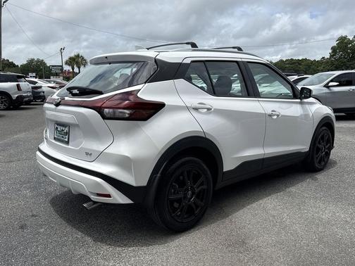 Aspen White Tricoat 2023 Nissan Kicks SV