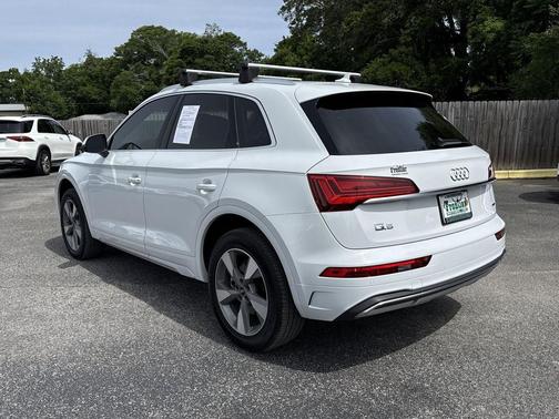 Glacier White Metallic 2023 Audi Q5 40 Premium